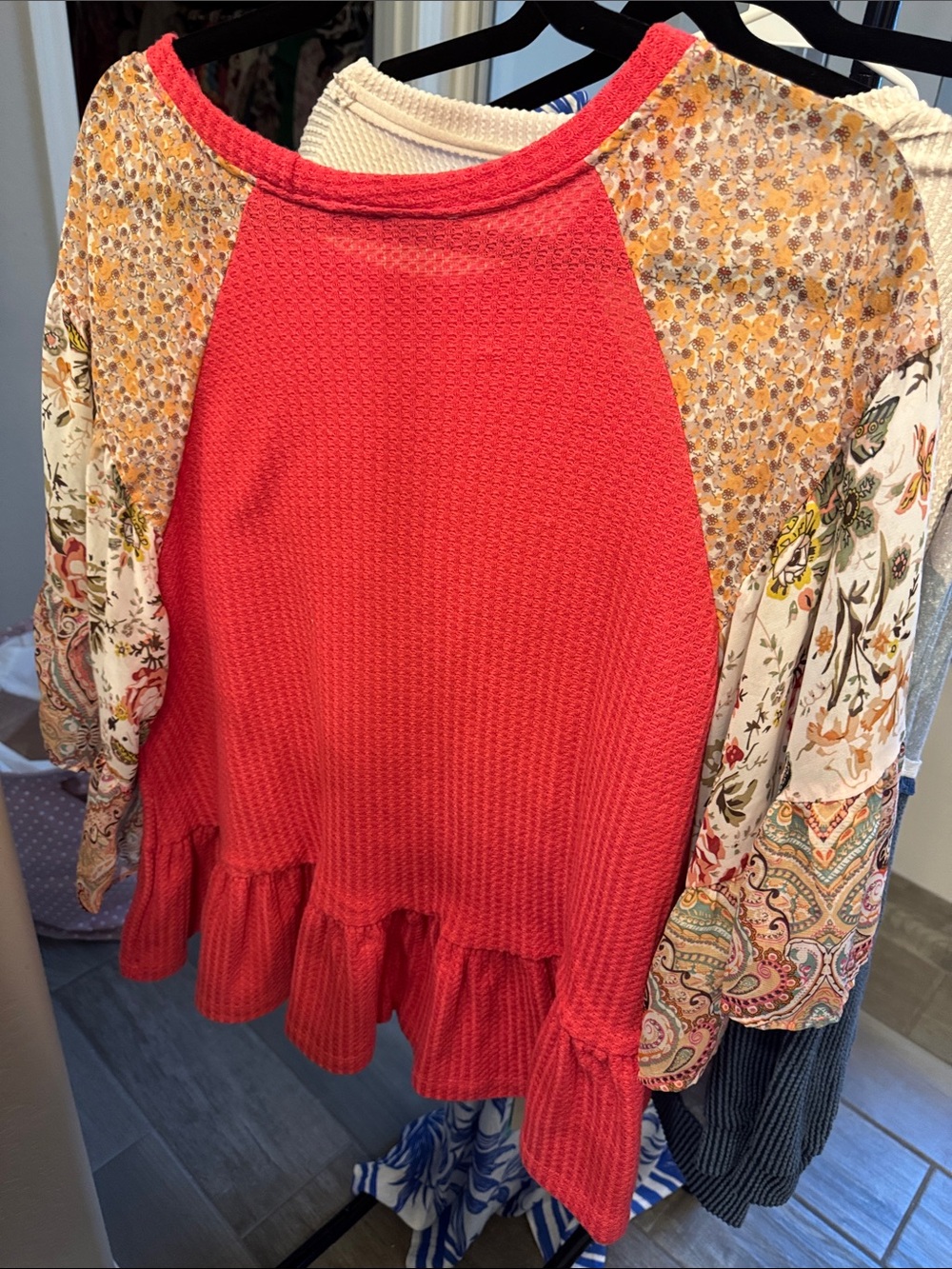 Women’s Coral Mixed-Print Ruffle Hem Top Umgee